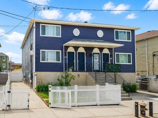 3 BR,  2.00 BTH &nbsp;Full floor apar style home in Rockaway Beach
